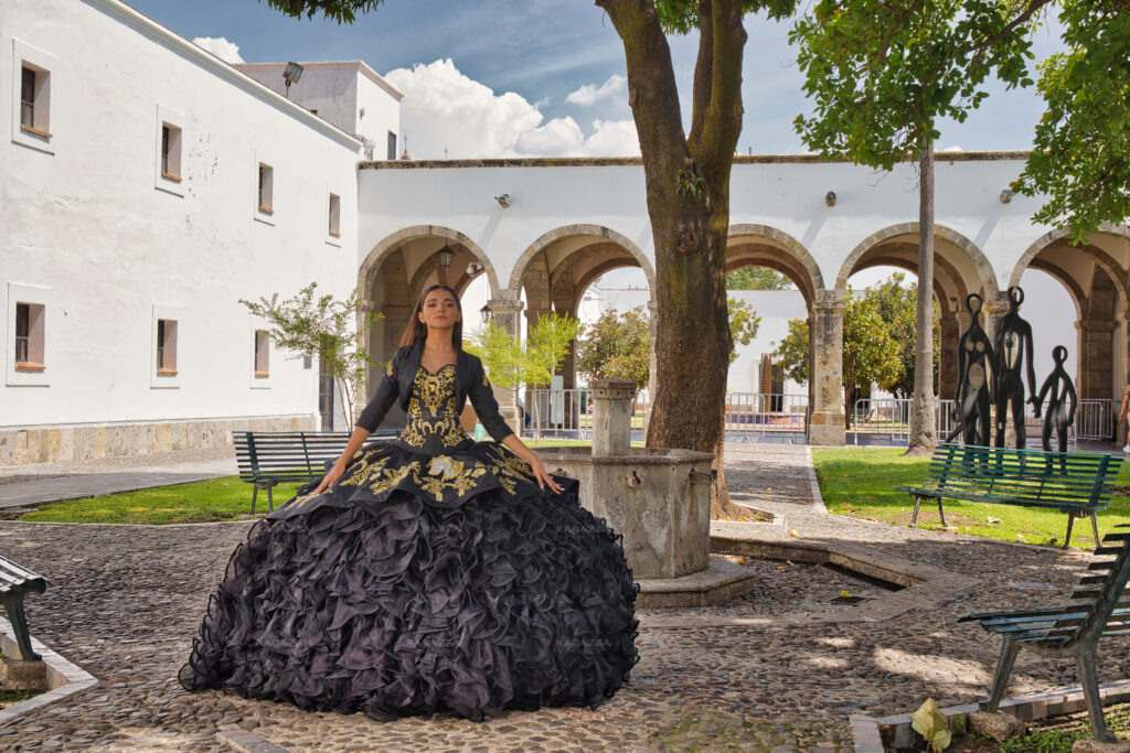 Vestido Negro XV Tipo Mexicano o Charro Negro con Dorado Desmontable