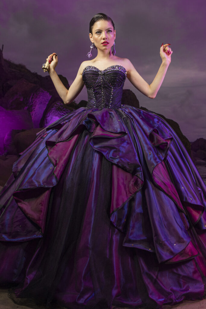 Villanas Disney para XV Años Ursula. Vestido en Uva con Negro para XV
