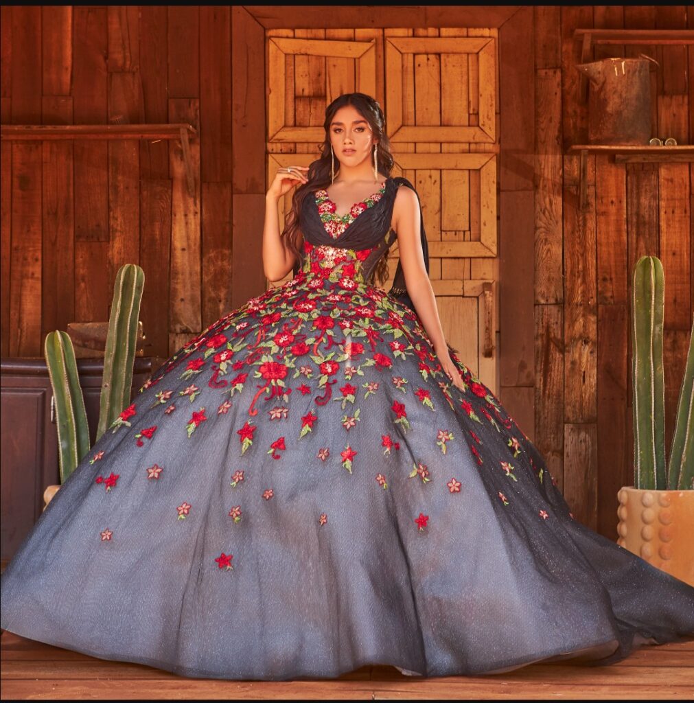 Vestido Tipo Mexicano para XV Negro con Flores Rojas.