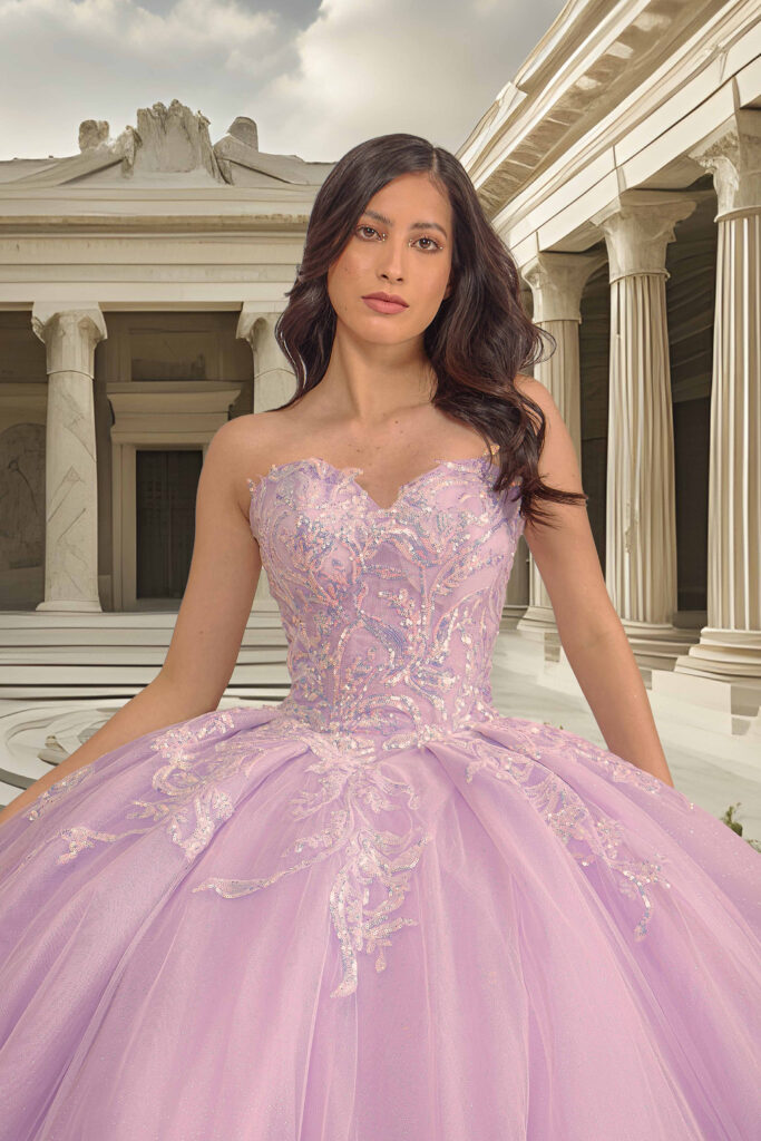 Vestido Lila con Aplicaciones en Tornasol para Quinceañera
